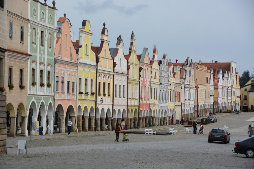 We stopped briefly in Telc - what a magical little town. The square is fabulous, with its mulitcolored houses, and the old town is surrounded by fish ponds. 